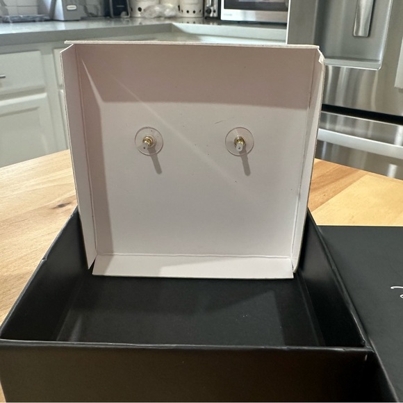 New! Disney x BaubleBar Daisy Duck Pink Crystal Bow Earrings - Picture 6 of 10